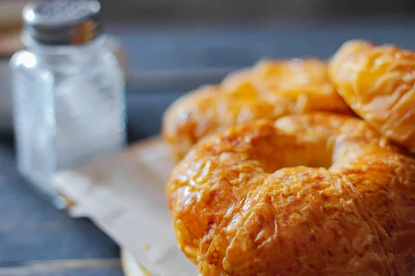 Croissant Serviert Mit Kaffee Auf Einem Schwarzen Holztisch — Stockfoto