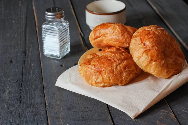 Croissant Servito Con Caffè Tavolo Legno Nero — Foto Stock