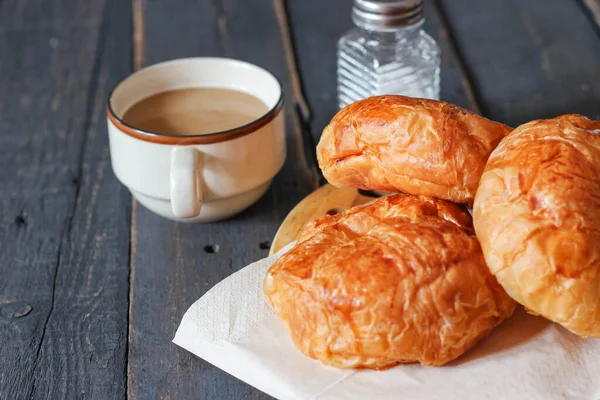 Croissant Servi Avec Café Sur Une Table Bois Noir — Photo