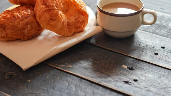 Croissant Servi Avec Café Sur Une Table Bois Noir — Photo