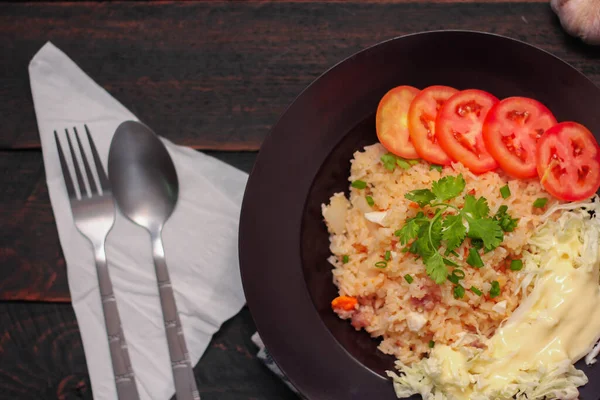 Riz Frit Aux Oeufs Salés Dans Une Assiette Noire Avec — Photo