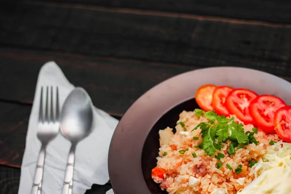 Riz Frit Aux Oeufs Salés Dans Une Assiette Noire Avec — Photo