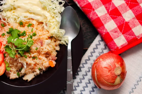 Arroz Frito Huevo Salado Una Placa Negra Con Tomates Rodajas —  Fotos de Stock