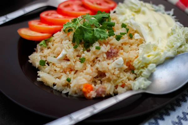 Riz Frit Aux Oeufs Salés Dans Une Assiette Noire Avec — Photo