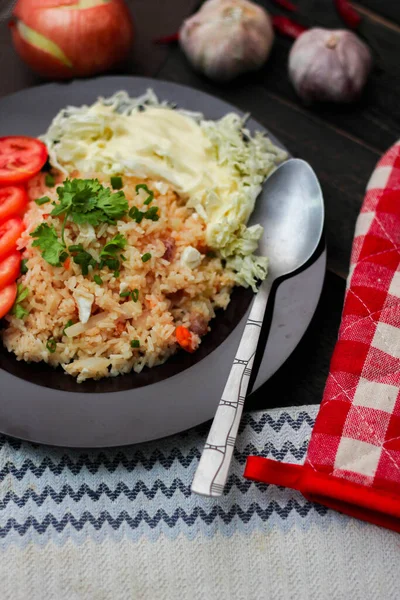 Arroz Frito Huevo Salado Una Placa Negra Con Tomates Rodajas —  Fotos de Stock