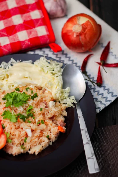 Arroz Frito Huevo Salado Una Placa Negra Con Tomates Rodajas —  Fotos de Stock