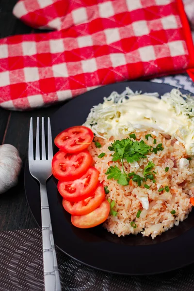 Arroz Frito Huevo Salado Una Placa Negra Con Tomates Rodajas —  Fotos de Stock