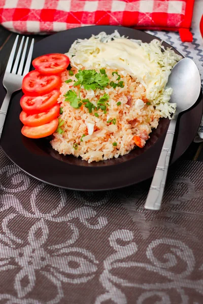 Salted Egg Fried Rice Black Plate Sliced Tomatoes Vegetable Salad — Stock Photo, Image