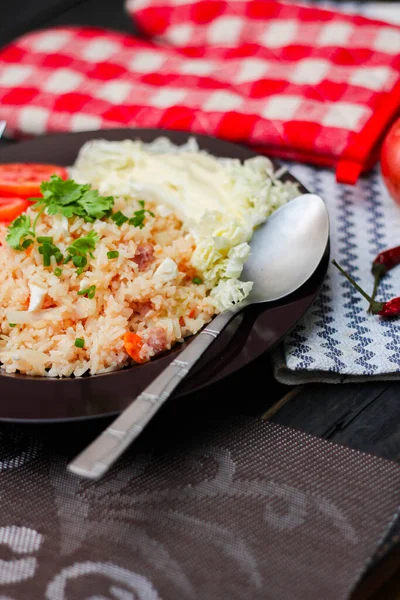 Arroz Frito Huevo Salado Una Placa Negra Con Tomates Rodajas —  Fotos de Stock