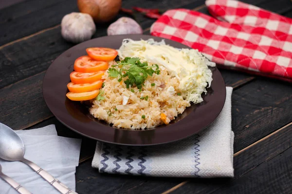 Arroz Frito Huevo Salado Una Placa Negra Con Tomates Rodajas —  Fotos de Stock