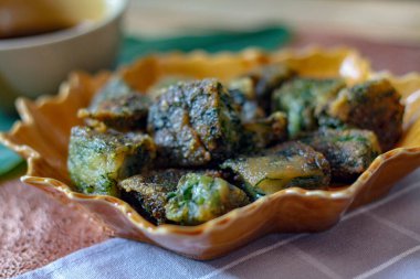 Yaprak şekilli tabaklar ve soya sosu üzerine Çin Chive Hamur köfteleri muz yapraklarıyla ahşap bir masaya koyun.