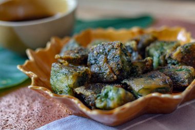 Yaprak şekilli tabaklar ve soya sosu üzerine Çin Chive Hamur köfteleri muz yapraklarıyla ahşap bir masaya koyun.