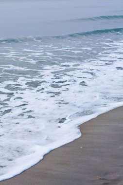 Sabah Tayland sahillerinde okyanus suyuyla altın plajda kabarcıklar..