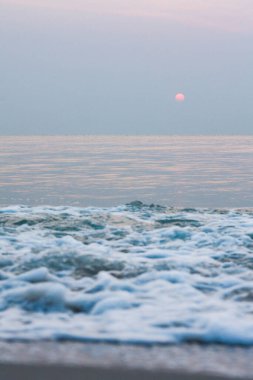Sabah Tayland sahillerinde okyanus suyuyla altın plajda kabarcıklar..