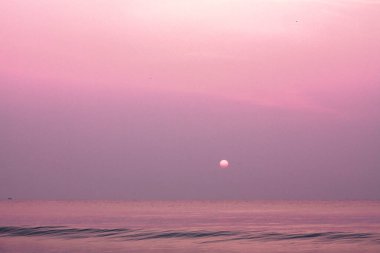 Sabah Tayland sahillerinde okyanus suyuyla altın plajda kabarcıklar..