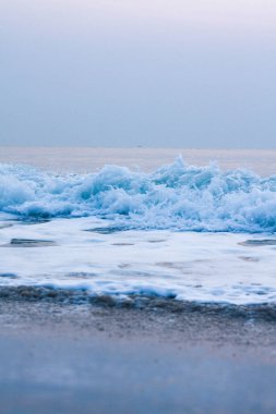 Sabah Tayland sahillerinde okyanus suyuyla altın plajda kabarcıklar..