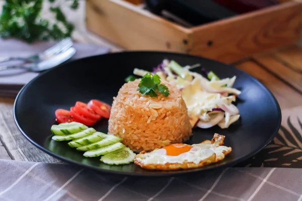 Arroz Frito Huevo Frito Pepino Tomate Rodajas Ensalada Verde Pollo —  Fotos de Stock