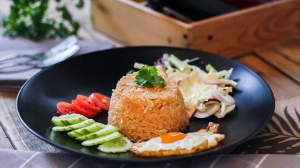 Arroz Frito Huevo Frito Pepino Tomate Rodajas Ensalada Verde Pollo —  Fotos de Stock