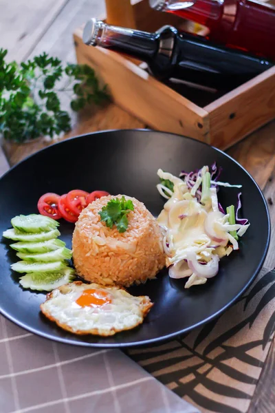 Nasi Goreng Telur Goreng Mentimun Tomat Iris Salad Hijau Dan — Stok Foto