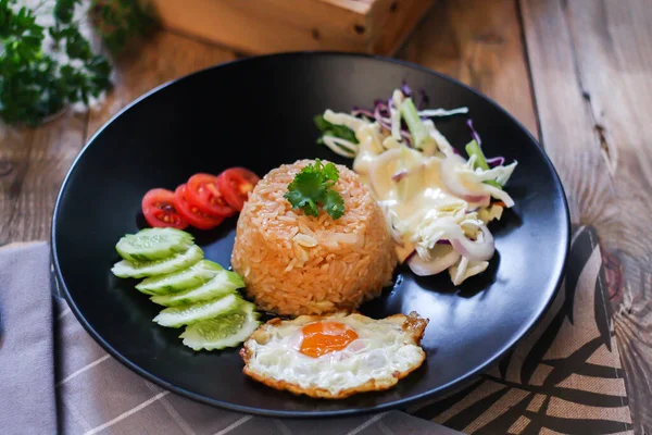 Arroz Frito Huevo Frito Pepino Tomate Rodajas Ensalada Verde Pollo —  Fotos de Stock