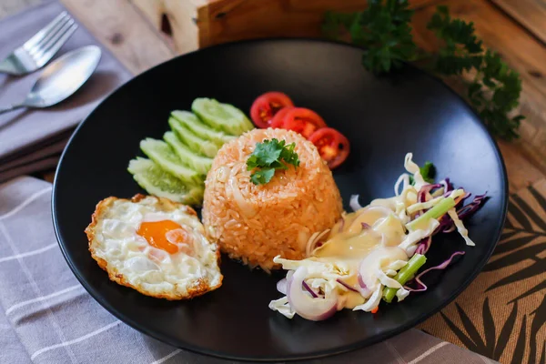 Nasi Goreng Telur Goreng Mentimun Tomat Iris Salad Hijau Dan — Stok Foto