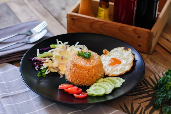 Arroz Frito Huevo Frito Pepino Tomate Rodajas Ensalada Verde Pollo —  Fotos de Stock