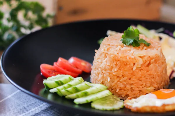 Arroz Frito Huevo Frito Pepino Tomate Rodajas Ensalada Verde Pollo —  Fotos de Stock