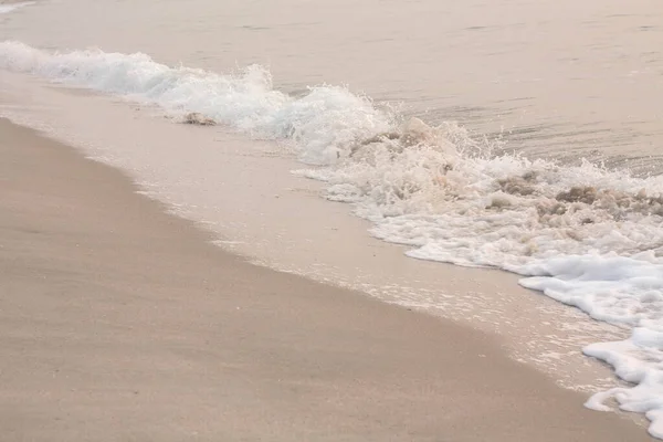 早上在泰国海滩 金黄色的海滩上 泡着泡着海水 — 图库照片