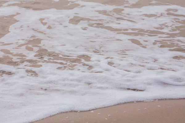 早上在泰国海滩 金黄色的海滩上 泡着泡着海水 — 图库照片