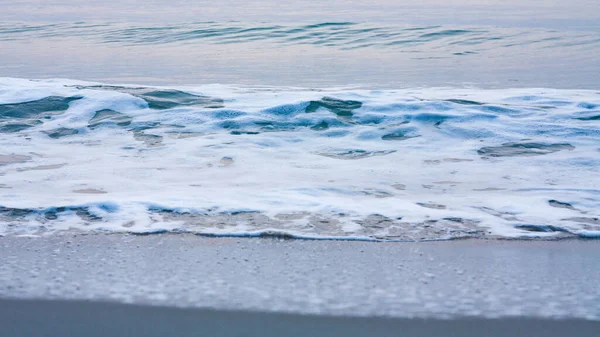 早上在泰国海滩 金黄色的海滩上 泡着泡着海水 — 图库照片