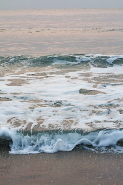 Sabah Tayland Sahillerinde Okyanus Suyuyla Altın Plajda Kabarcıklar — Stok fotoğraf