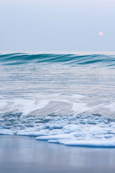 Пузыри Золотистом Пляже Океанской Водой Утром Пляжах Таиланда — стоковое фото