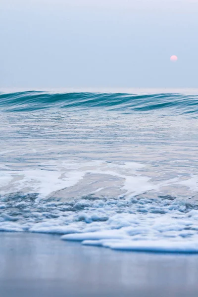 Bolle Sulla Spiaggia Dorata Con Acqua Dell Oceano Mattino Sulle — Foto Stock