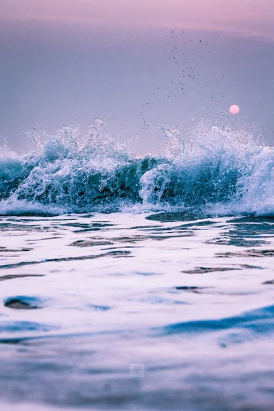 Bolle Sulla Spiaggia Dorata Con Acqua Dell Oceano Mattino Sulle — Foto Stock