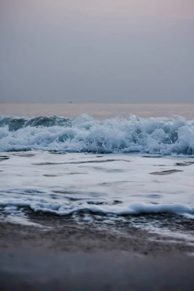 Bolhas Praia Dourada Com Água Oceano Pela Manhã Nas Praias — Fotografia de Stock