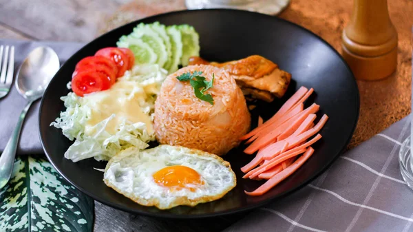 Riso Fritto Uovo Fritto Cetriolo Pomodoro Fette Insalata Verde Pollo — Foto Stock