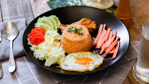 Nasi Goreng Telur Goreng Mentimun Tomat Iris Salad Hijau Dan — Stok Foto