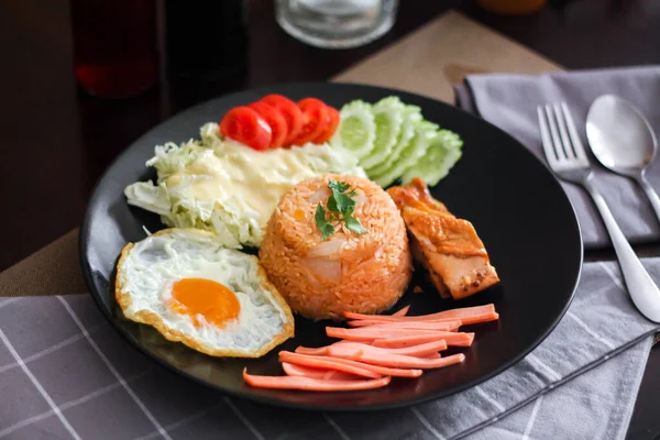 Nasi Goreng Telur Goreng Mentimun Tomat Iris Salad Hijau Dan — Stok Foto