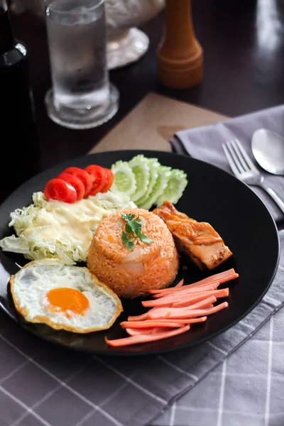 Gebratener Reis Spiegelei Gurke Tomatenscheiben Grüner Salat Und Gebratenes Huhn — Stockfoto