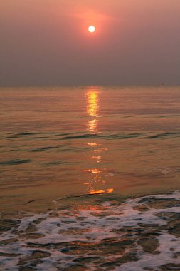 Güneş doğuyor, güneş parlıyor, Tayland 'daki Cha-Am Sahili' nde sabah denizi..