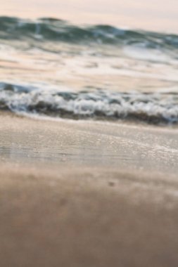 Güneş doğuyor, güneş parlıyor, Tayland 'daki Cha-Am Sahili' nde sabah denizi..