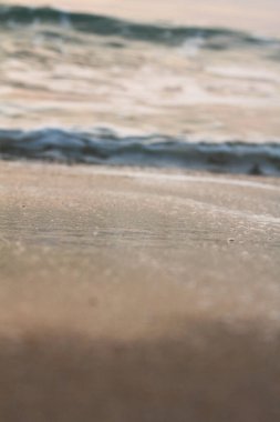 Güneş doğuyor, güneş parlıyor, Tayland 'daki Cha-Am Sahili' nde sabah denizi..
