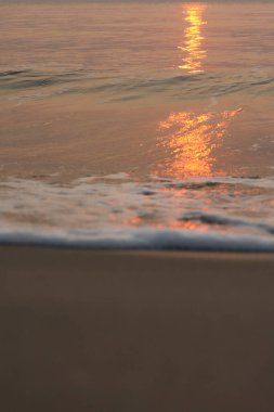 Güneş doğuyor, güneş parlıyor, Tayland 'daki Cha-Am Sahili' nde sabah denizi..
