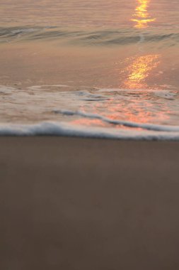 Güneş doğuyor, güneş parlıyor, Tayland 'daki Cha-Am Sahili' nde sabah denizi..