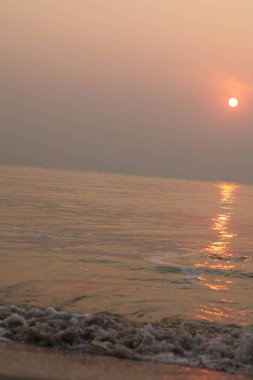 Güneş doğuyor, güneş parlıyor, Tayland 'daki Cha-Am Sahili' nde sabah denizi..