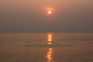 Güneş doğuyor, güneş parlıyor, Tayland 'daki Cha-Am Sahili' nde sabah denizi..