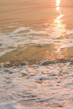 Güneş doğuyor, güneş parlıyor, Tayland 'daki Cha-Am Sahili' nde sabah denizi..