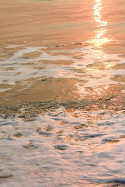 Güneş doğuyor, güneş parlıyor, Tayland 'daki Cha-Am Sahili' nde sabah denizi..