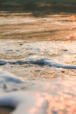 Güneş doğuyor, güneş parlıyor, Tayland 'daki Cha-Am Sahili' nde sabah denizi..