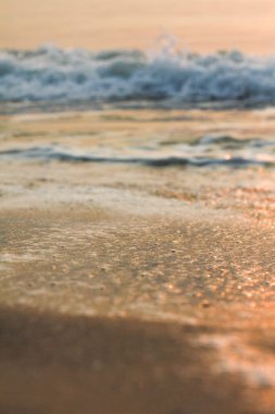 Güneş doğuyor, güneş parlıyor, Tayland 'daki Cha-Am Sahili' nde sabah denizi..